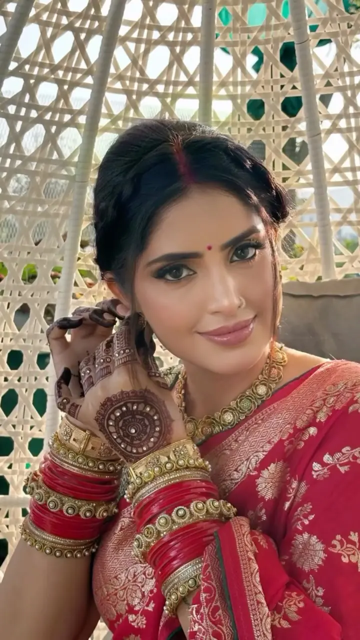 Karwa Chauth look in a red saree with mehendi and chooda